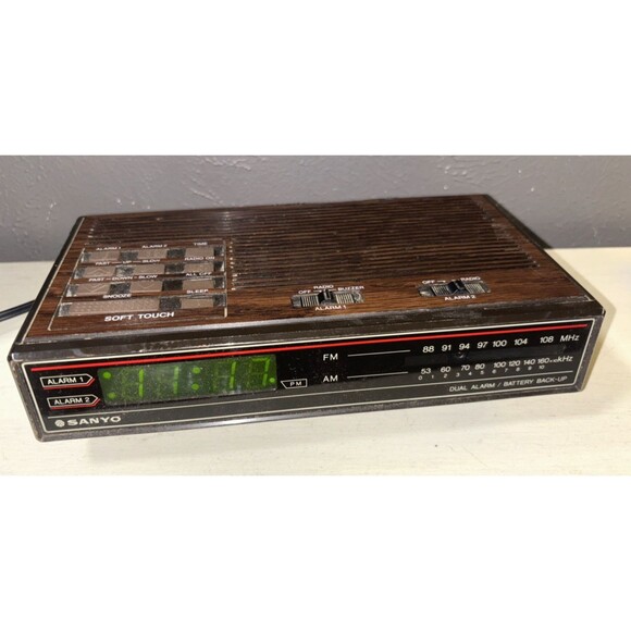 Vintage Sanyo RM-6400 AM/FM Digital Dual Alarm Radio Clock - Picture 1 of 5